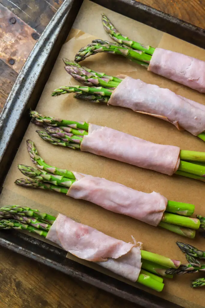 This ham wrapped asparagus with hollandaise sauce is the perfect item for Spring. I plan on making this for my Easter lunch. I love asparagus with hollandaise sauce, but this recipe puts a different twist on typical asparagus bundles. This are really light and fresh, and bring that perfect eggy vegetable side dish to your table.