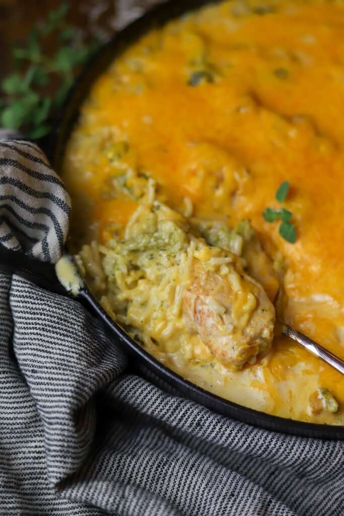 This homemade rice a roni chicken broccoli cheese casserole is an amazing one pot dinner. It’s sautéed chicken and broccoli cooked with rice, broken spaghetti noodles in a creamy cheese sauce. If you love all things broccoli cheddar, this is an easy dinner meal for you. 