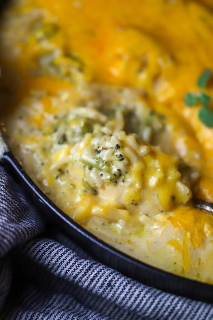 This homemade rice a roni chicken broccoli cheese casserole is an amazing one pot dinner. It’s sautéed chicken and broccoli cooked with rice, broken spaghetti noodles in a creamy cheese sauce. If you love all things broccoli cheddar, this is an easy dinner meal for you. 